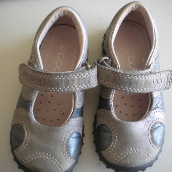 Ecco Other - Ecco Little Girls Size 21 US 5.5 Leather Shoes